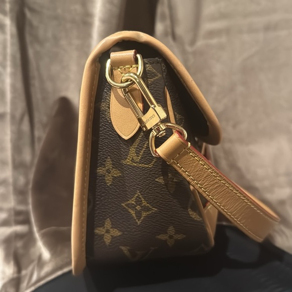 LOUIS VUITTON Diane Satchel - Picture 7 of 11